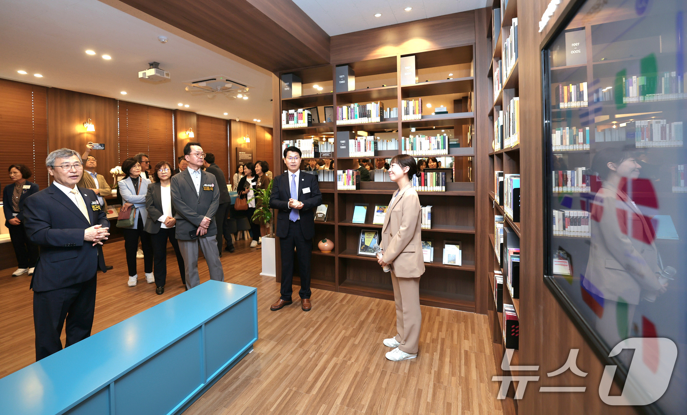 (서울=뉴스1) = 정근식 서울시교육감이 지난 18일 서울 종로구 정독도서관 ‘노벨문학라운지’ 오픈 기념식에 참석해 있다. ‘노벨문학라운지’는 시민들이 노벨문학상 수상 작가의 작품 …