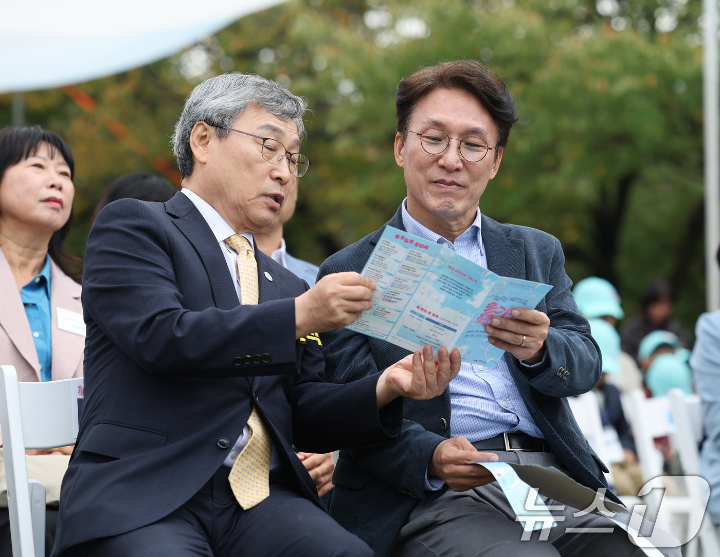 (서울=뉴스1) = 정근식 서울시교육감이 지난 18일 오후 정독도서관 야외정원에서 열린 ‘제13회 온 가족 책 잔치’에 참석해 김민석 국무총리와 대화하고 있다. 이번 행사는 서울시 …