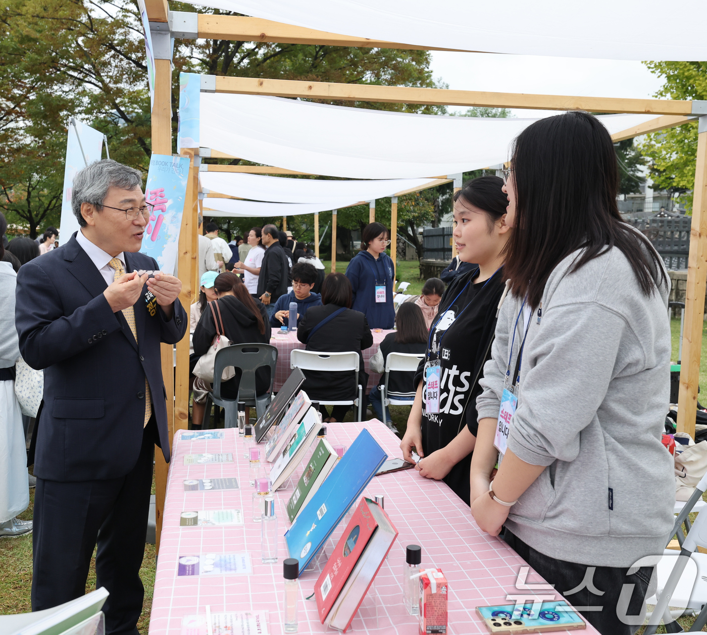(서울=뉴스1) = 정근식 서울시교육감이 지난 18일 오후 정독도서관 야외정원에서 열린 ‘제13회 온 가족 책 잔치’에 참석해 부스를 둘러보고 있다. 이번 행사는 서울시교육청 산하 …