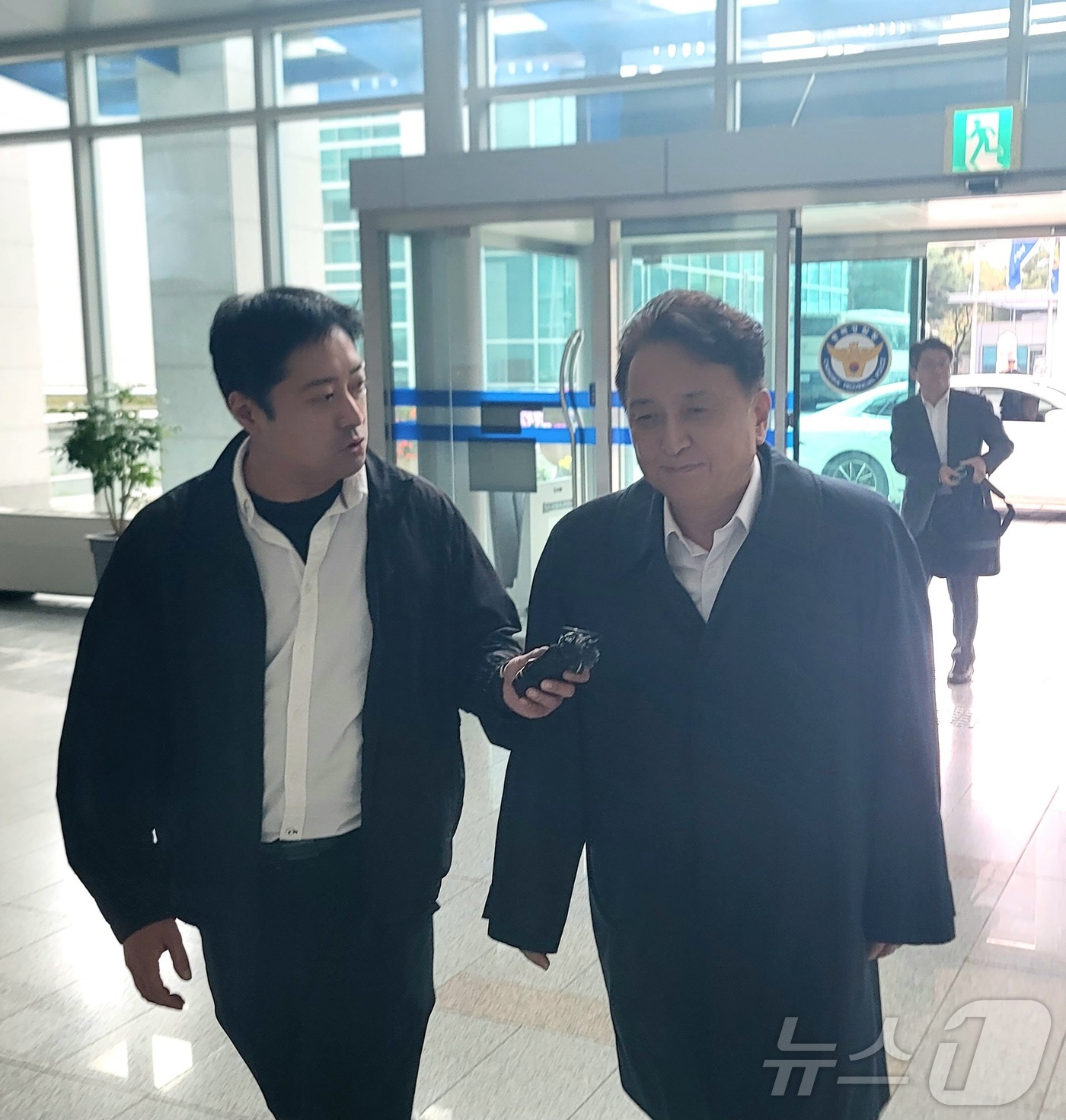 (청주=뉴스1) 임양규 기자 = 돈봉투를 건네받았다는 혐의(청탁금지법 위반)로 경찰 수사를 받는 김영환 충북지사가 19일 충북경찰청 반부패범죄수사대에 경찰 조사를 받기 위해 출석하 …