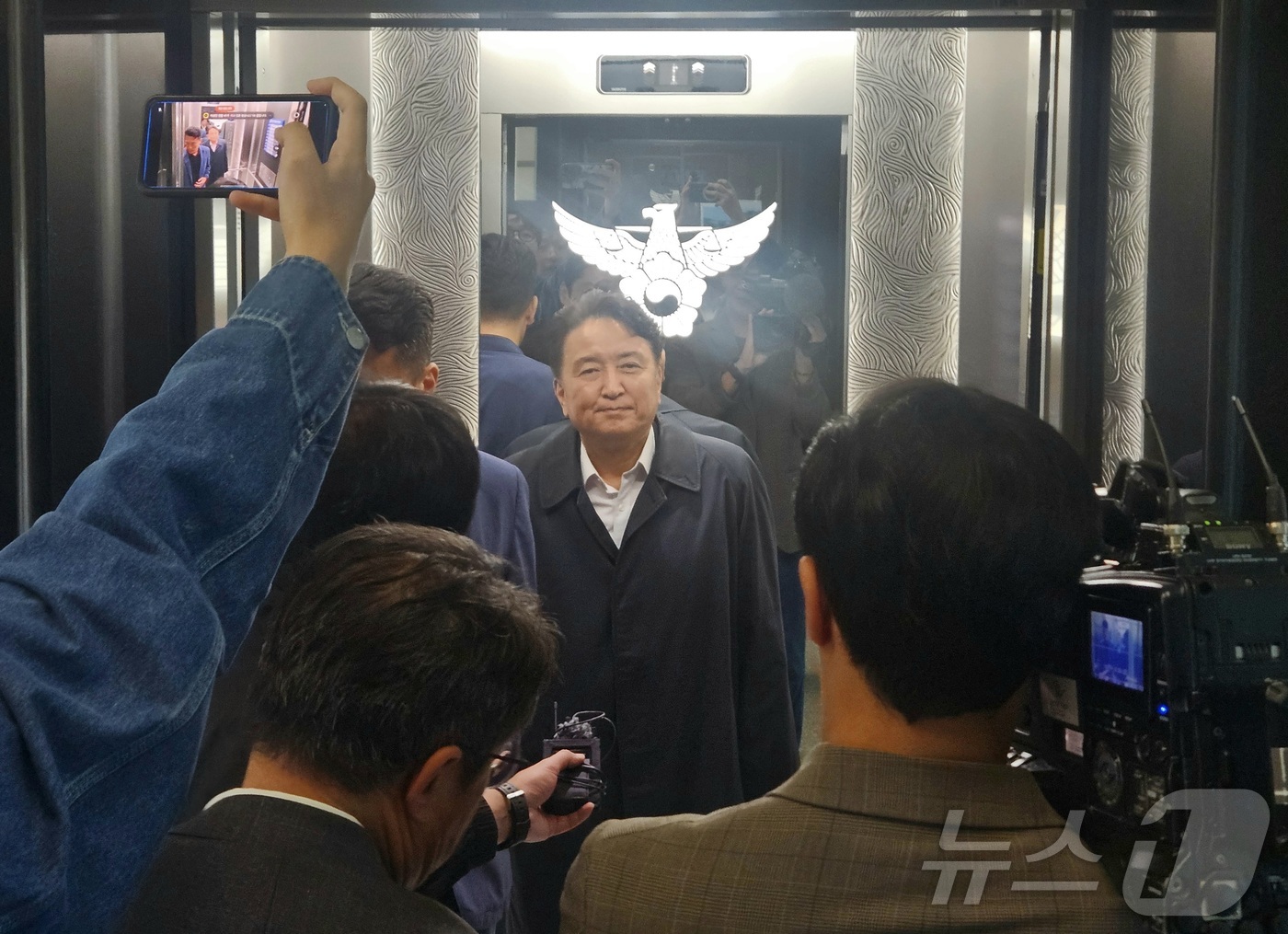 (청주=뉴스1) 임양규 기자 = 돈봉투를 건네받았다는 혐의(청탁금지법 위반)로 경찰 수사를 받는 김영환 충북지사가 19일 충북경찰청 반부패범죄수사대에 경찰 조사를 받기 위해 출석하 …