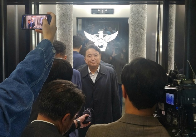 경찰 조사 출석한 김영환 충북지사