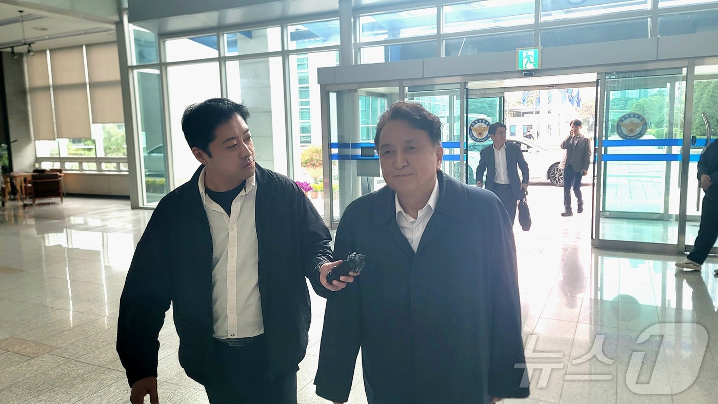 (청주=뉴스1) 임양규 기자 = 돈봉투를 건네받았다는 혐의(청탁금지법 위반)로 경찰 수사를 받는 김영환 충북지사가 19일 충북경찰청 반부패범죄수사대에 경찰 조사를 받기 위해 출석하 …