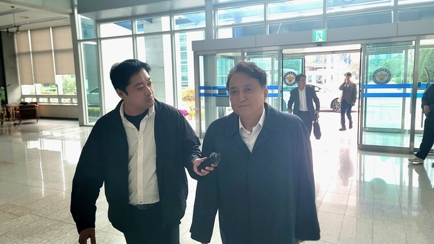 김영환 충북지사, 경찰 출석