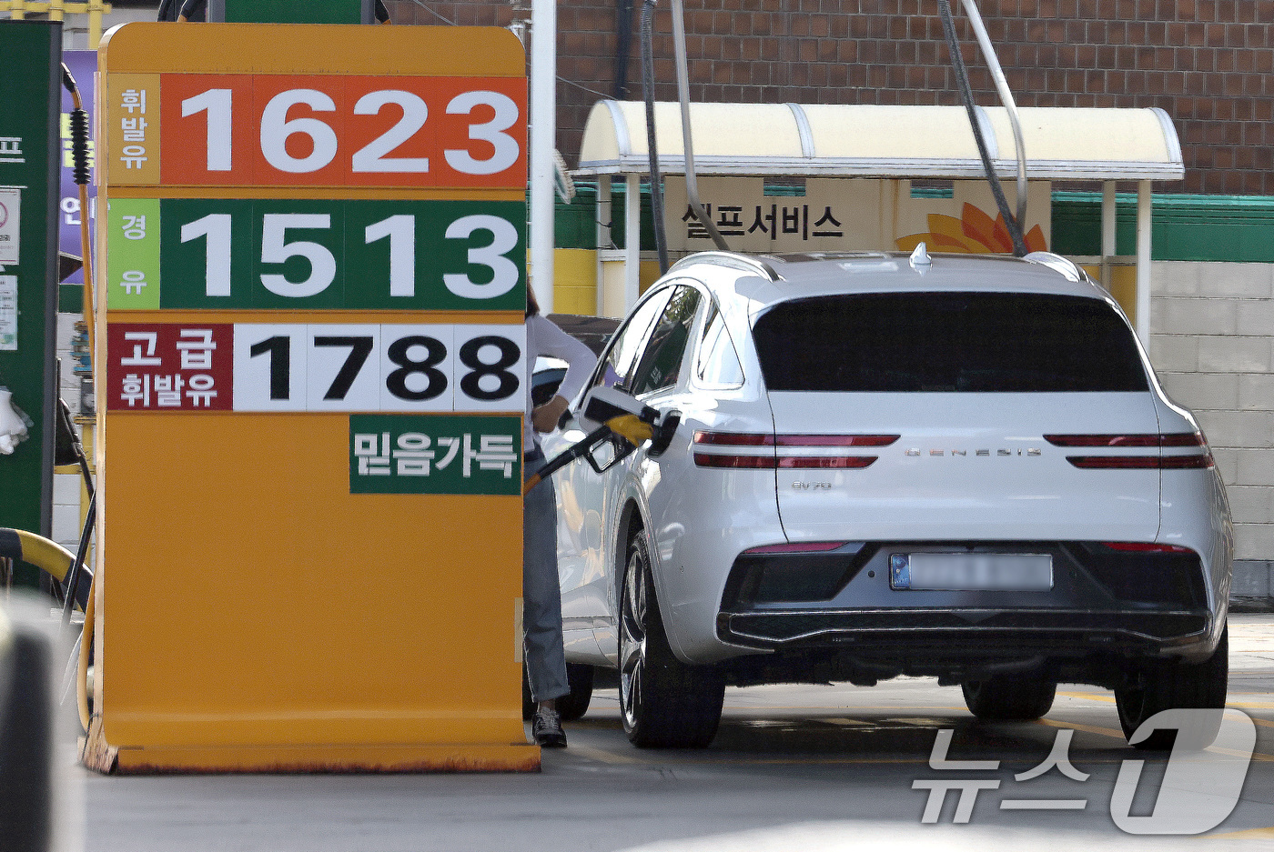 (서울=뉴스1) 구윤성 기자 = 19일 서울 시내의 한 주유소에서 시민들이 차량에 기름을 넣고 있다.지난 18일 한국석유공사 유가정보시스템 오피넷에 따르면 10월 셋째 주 휘발유 …