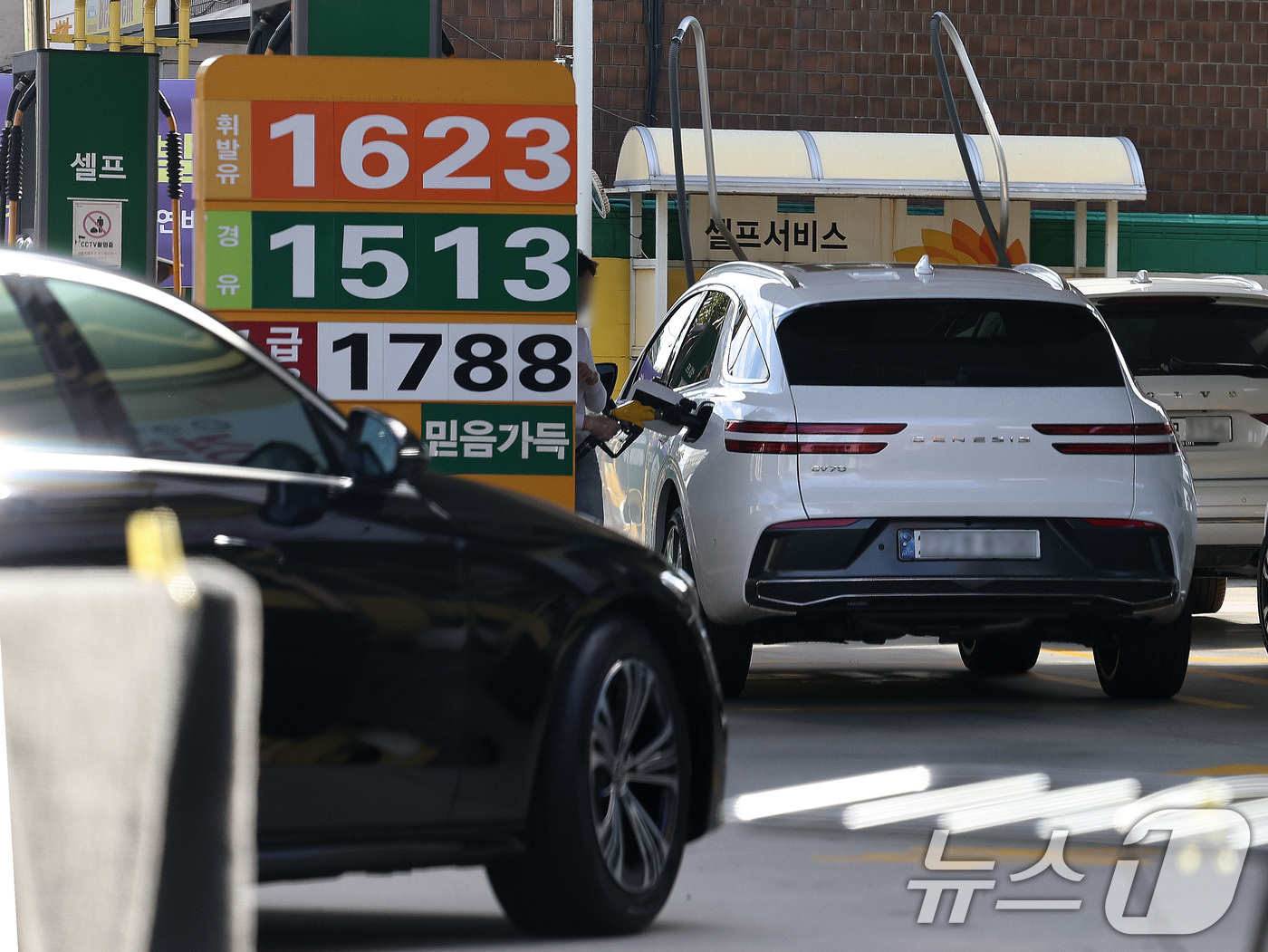 (서울=뉴스1) 구윤성 기자 = 19일 서울 시내의 한 주유소에서 시민들이 차량에 기름을 넣고 있다.지난 18일 한국석유공사 유가정보시스템 오피넷에 따르면 10월 셋째 주 휘발유 …