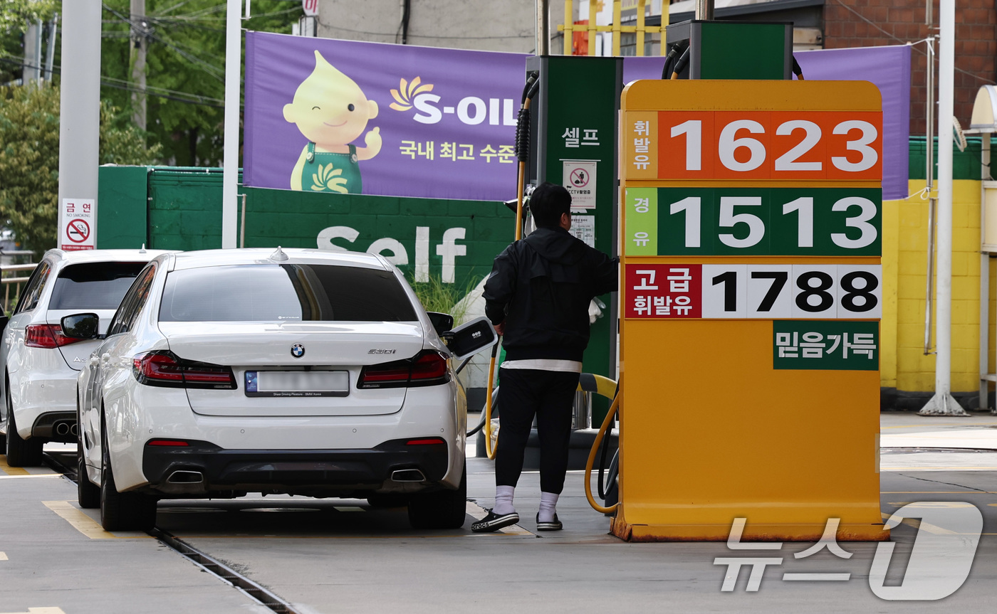 (서울=뉴스1) 구윤성 기자 = 19일 서울 시내의 한 주유소에서 시민들이 차량에 기름을 넣고 있다.지난 18일 한국석유공사 유가정보시스템 오피넷에 따르면 10월 셋째 주 휘발유 …