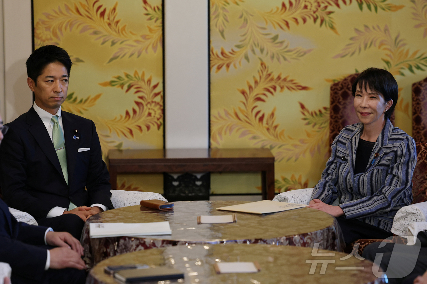 (도쿄 로이터=뉴스1) 김지완 기자 = 17일 다카이치 사나에 일본 자민당 총재가 후지타 후미타케 일본유신회 대표와 도쿄 국회의사당에서 회담하고 있다. 2025.10.17ⓒ 로이터 …