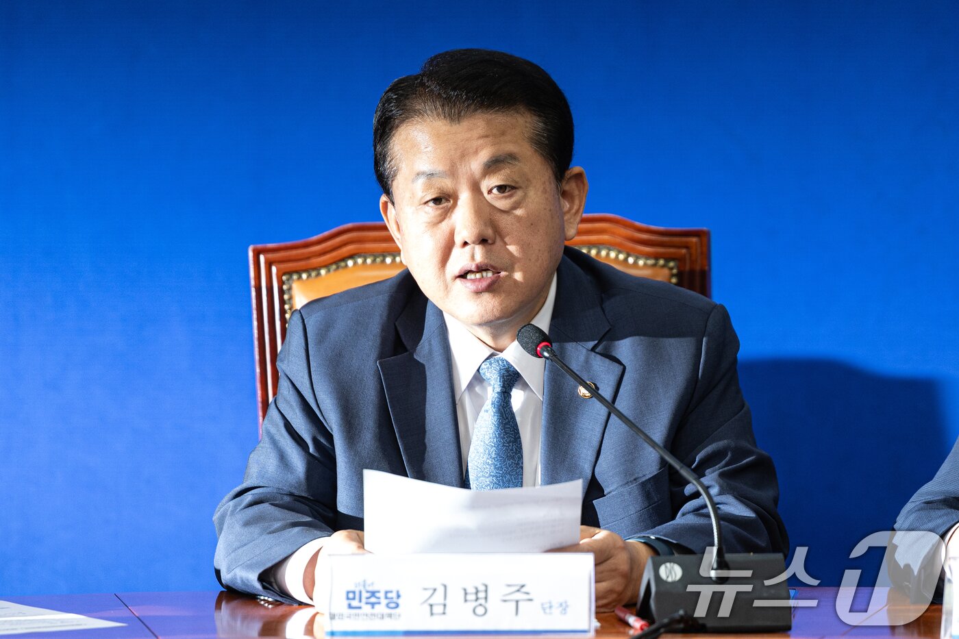 본문 이미지 - 김병주 더불어민주당 재외국민안전대책단장이 19일 서울 여의도 국회에서 열린 캄보디아 활동 성과 브리핑에서 모두발언하고 있다. 2025.10.19/뉴스1 ⓒ News1 이승배 기자
