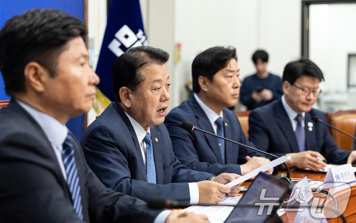 (서울=뉴스1) 이승배 기자 = 김병주 더불어민주당 재외국민안전대책단장이 19일 서울 여의도 국회에서 열린 캄보디아 활동 성과 브리핑에서 모두발언하고 있다. 2025.10.19/뉴 …