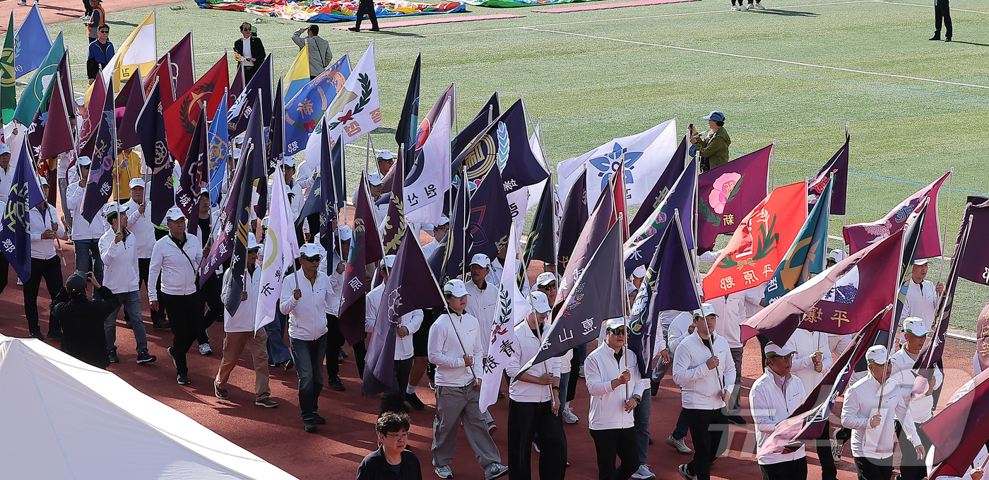 (서울=뉴스1) 김진환 기자 = 19일 오전 서울 용산구 효창운동장에서 열린 제43회 대통령기 이북도민 체육대회에서 참가자들이 입장을 하고 있다. 2025.10.19/뉴스1