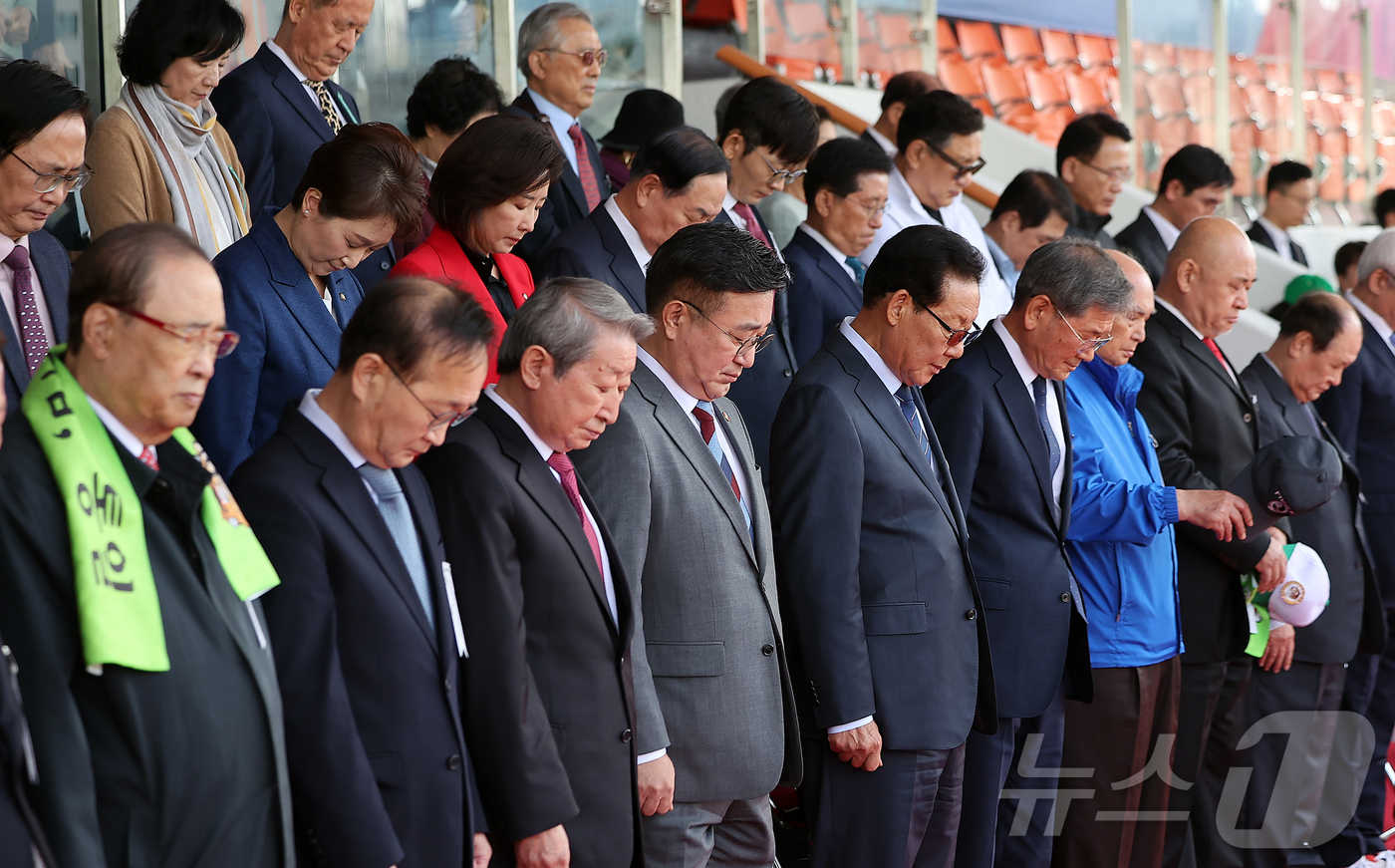 (서울=뉴스1) 김진환 기자 = 윤호중 행정안전부 장관, 정경조 이북5도위원장을 비롯한 참석자들이 19일 오전 서울 용산구 효창운동장에서 열린 제43회 대통령기 이북도민 체육대회에 …