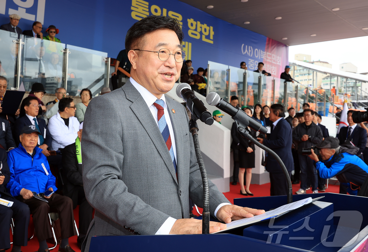 (서울=뉴스1) 김진환 기자 = 윤호중 행정안전부 장관이 19일 오전 서울 용산구 효창운동장에서 열린 제43회 대통령기 이북도민 체육대회에 참석해 축사를 하고 있다. 2025.10 …