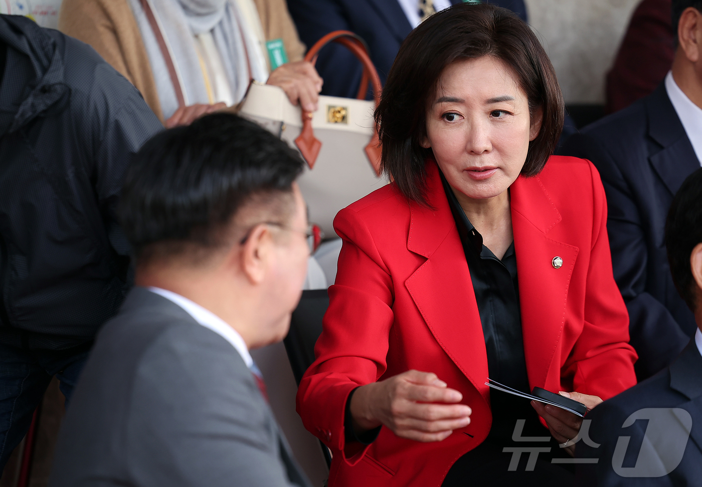 (서울=뉴스1) 김진환 기자 = 나경원 국민의힘 의원이 19일 오전 서울 용산구 효창운동장에서 열린 제43회 대통령기 이북도민 체육대회에 참석해 윤호중 행정안전부 장관과 대화를 나 …