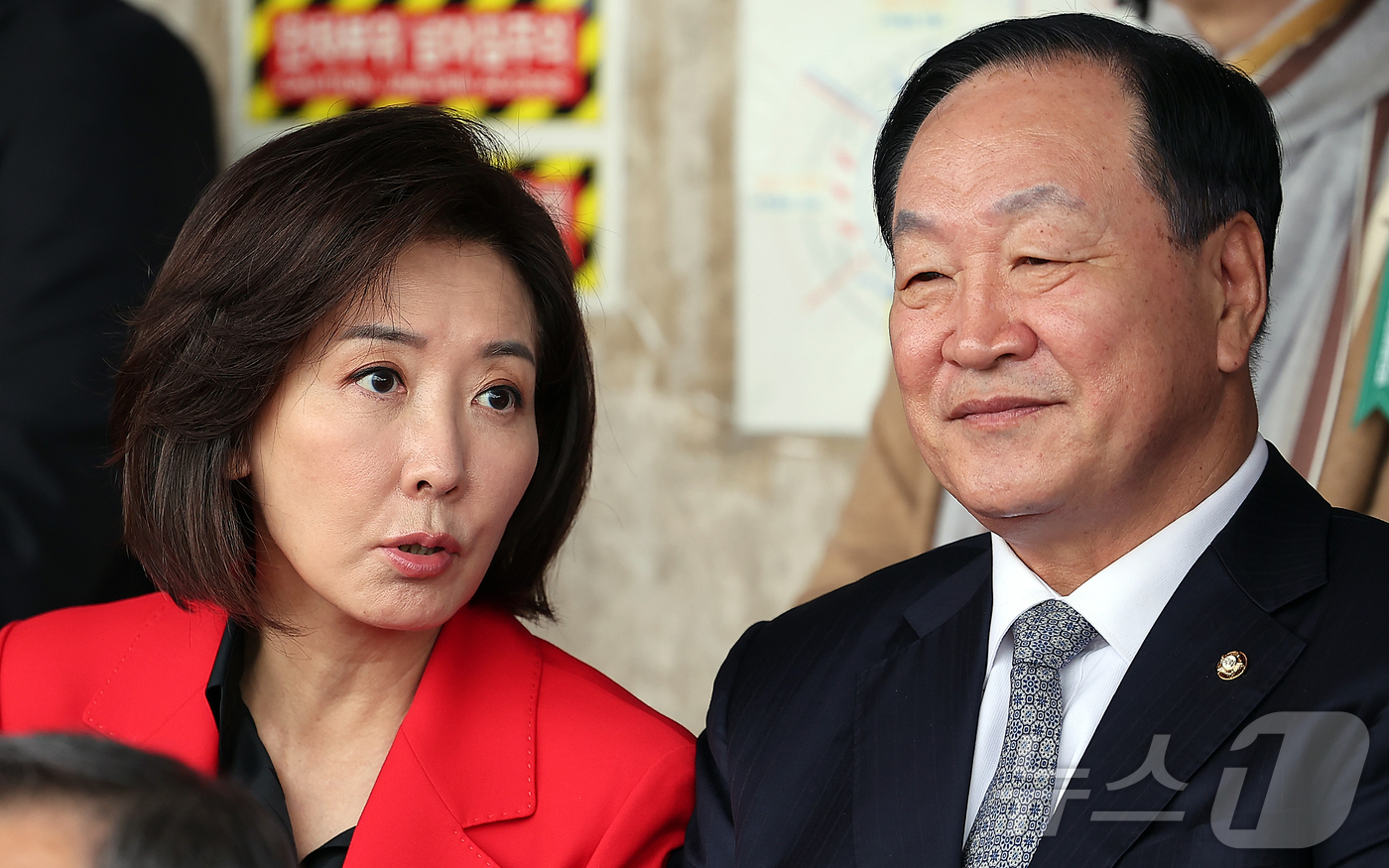 (서울=뉴스1) 김진환 기자 = 나경원, 한기호 국민의힘 의원(오른쪽)이 19일 오전 서울 용산구 효창운동장에서 열린 제43회 대통령기 이북도민 체육대회에 참석해 대화를 나누고 있 …