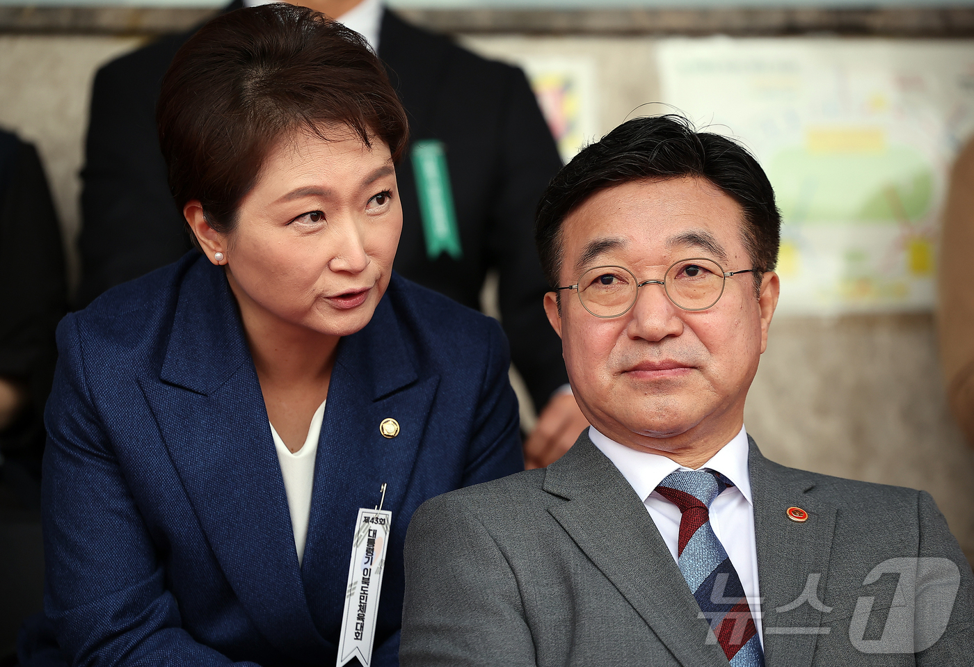 (서울=뉴스1) 김진환 기자 = 윤호중 행정안전부 장관과 이언주 더불어민주당 의원(왼쪽)이 19일 오전 서울 용산구 효창운동장에서 열린 제43회 대통령기 이북도민 체육대회에 참석해 …