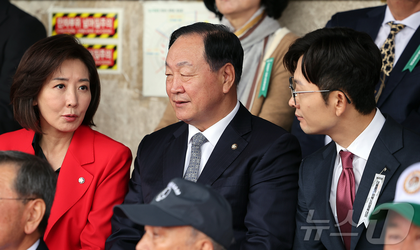 (서울=뉴스1) 김진환 기자 = 나경원(왼쪽부터), 한기호, 박충권 국민의힘 의원이 19일 오전 서울 용산구 효창운동장에서 열린 제43회 대통령기 이북도민 체육대회에 참석해 대화를 …