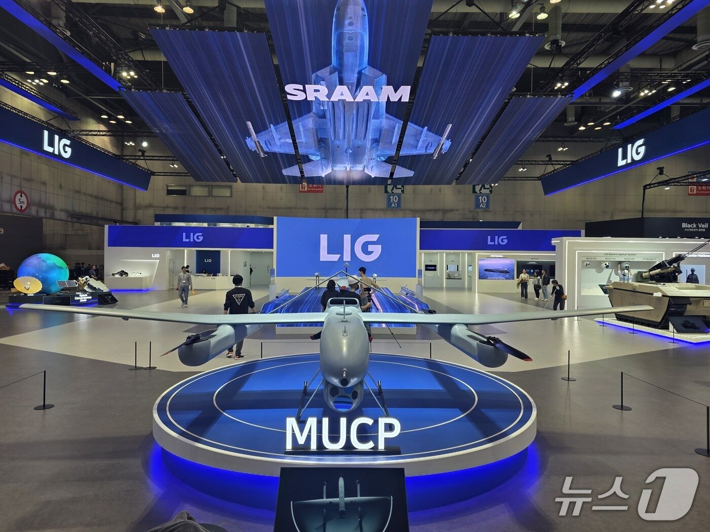 본문 이미지 - ADEX 2025 LIG넥스원 부스 전경. 가운데에 중형무인기 공통 플랫폼&#40;MUCP&#41;이 전시돼 있다&#40;LIG넥스원 제공&#41;