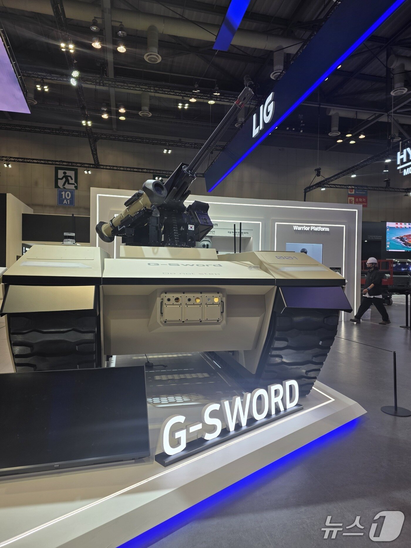 본문 이미지 - ADEX 2025 LIG넥스원 부스에 기반 차세대 무인차량 G-Sword가 전시돼 있다&#40;LIG넥스원 제공&#41;