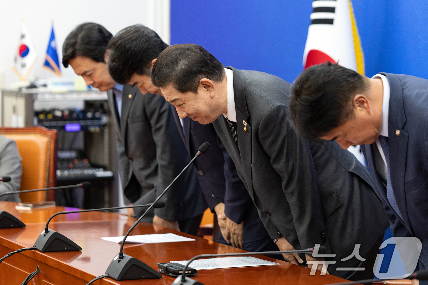 (서울=뉴스1) 이승배 기자 = 김병기 더불어민주당 원내대표가 19일 서울 여의도 국회에서 열린 국정감사 기자간담회에 참석하며 인사하고 있다. 2025.10.19/뉴스1