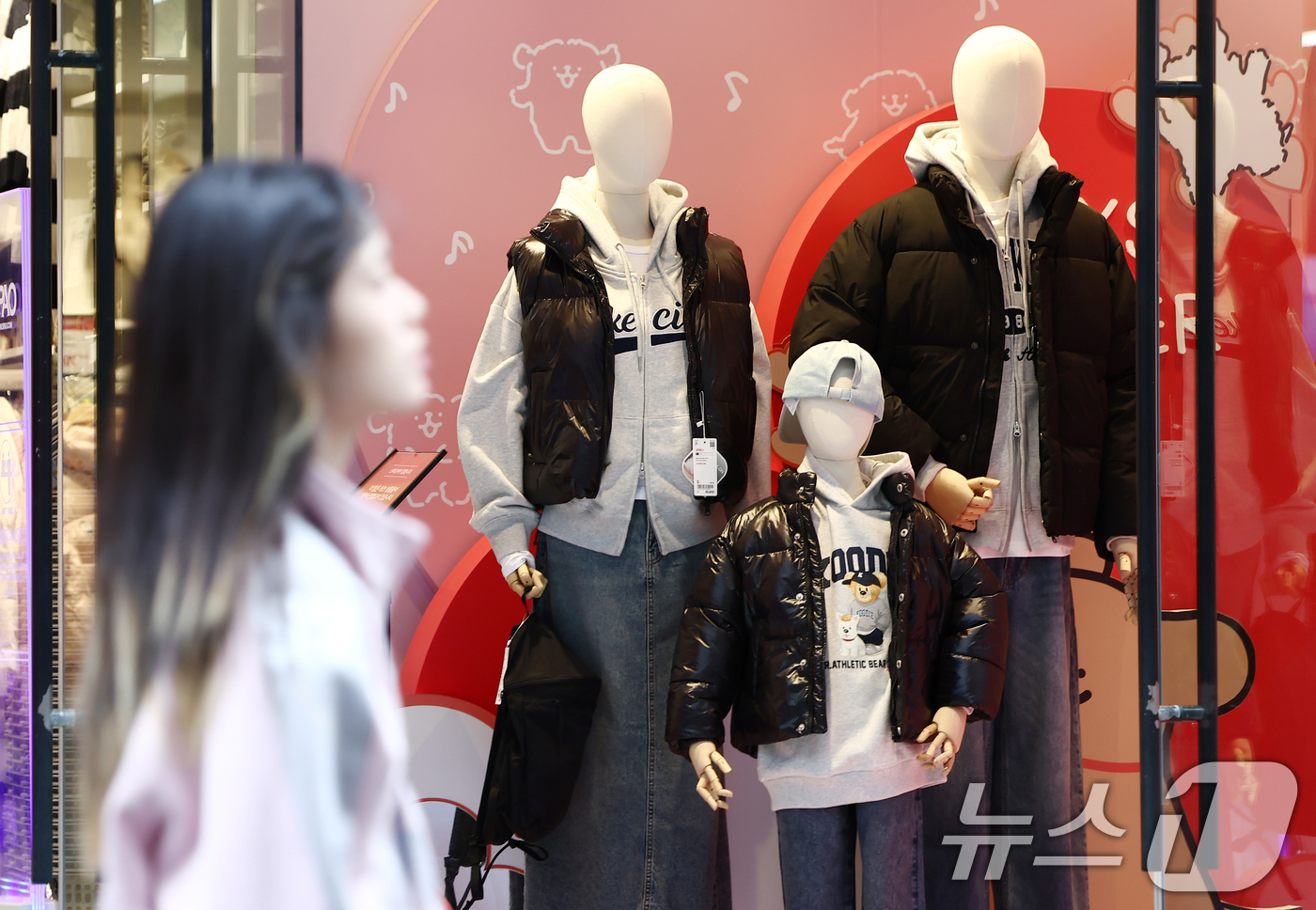 (서울=뉴스1) 김민지 기자 = 쌀쌀한 날씨를 보인 19일 서울 중구 명동 거리 상점에 겨울 외투가 진열돼 있다.기상청은 이날 오후부터 북쪽의 찬 공기가 남하하면서 기온이 크게 떨 …