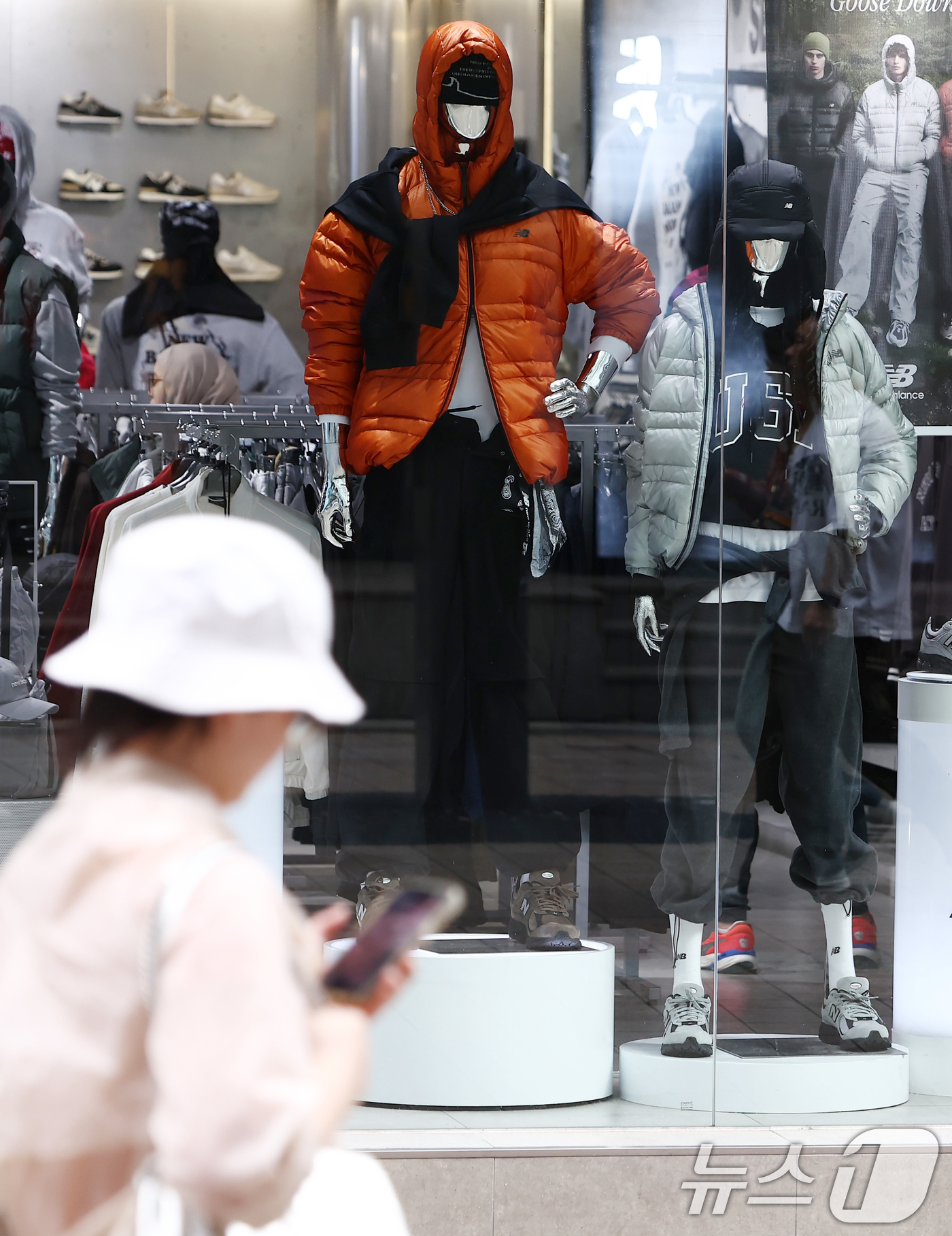 (서울=뉴스1) 김민지 기자 = 쌀쌀한 날씨를 보인 19일 서울 중구 명동 거리 상점에 겨울 외투가 진열돼 있다.기상청은 이날 오후부터 북쪽의 찬 공기가 남하하면서 기온이 크게 떨 …