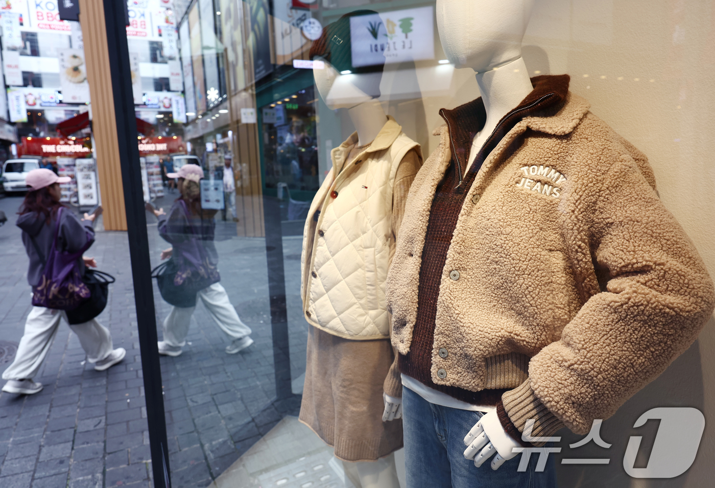 (서울=뉴스1) 김민지 기자 = 쌀쌀한 날씨를 보인 19일 서울 중구 명동 거리에서 시민들이 겨울 외투를 고르고 있다.기상청은 이날 오후부터 북쪽의 찬 공기가 남하하면서 기온이 크 …