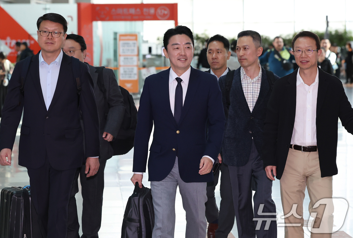 (인천공항=뉴스1) 장수영 기자 = 전략경제협력 특사로 임명된 강훈식 대통령 비서실장이 19일 오전 인천국제공항 제1터미널에서 독일로 출국하고 있다.강 특사는 유럽 내 방산 협력 …