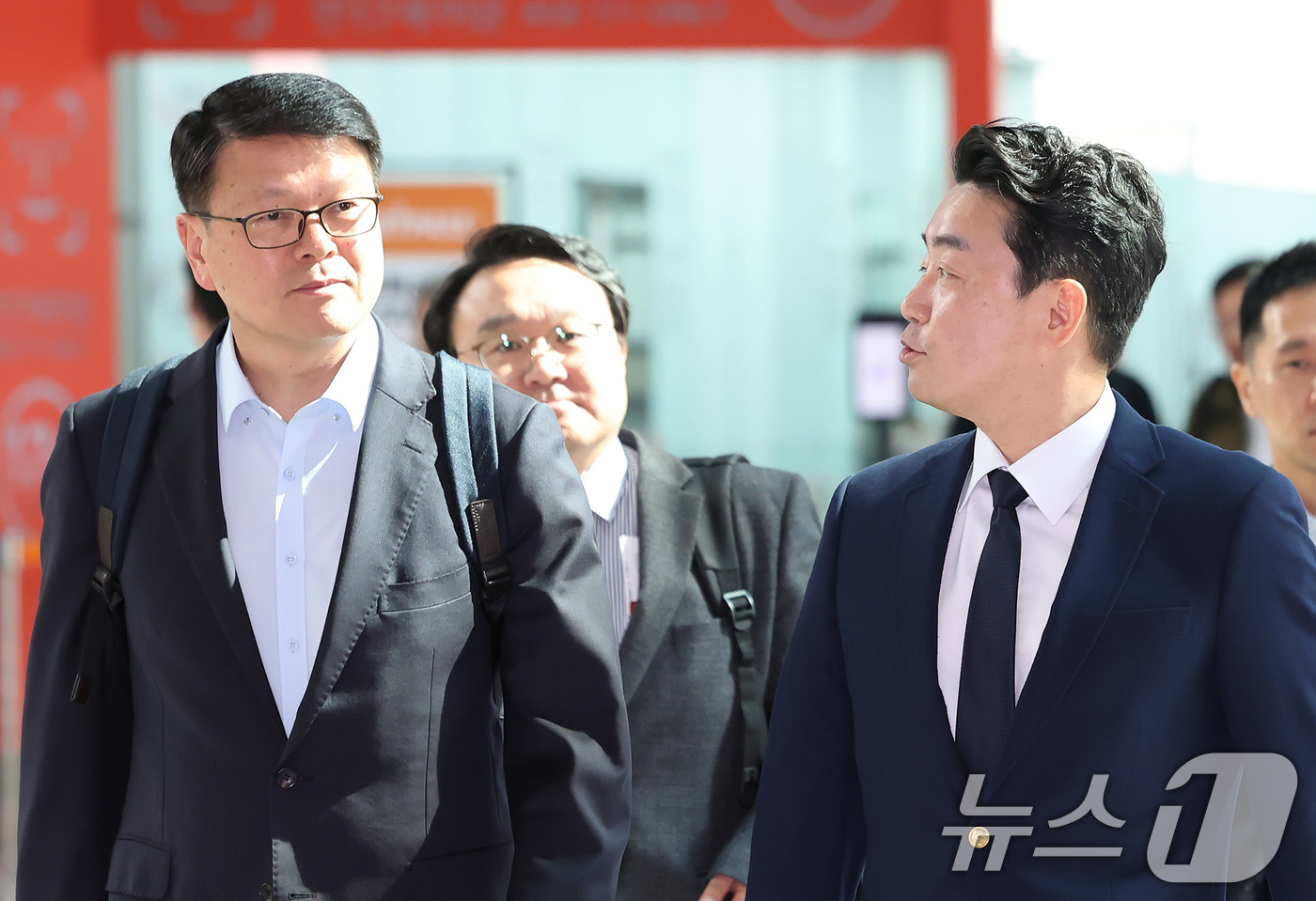 (인천공항=뉴스1) 장수영 기자 = 전략경제협력 특사로 임명된 강훈식 대통령 비서실장이 19일 오전 인천국제공항 제1터미널에서 독일로 출국하고 있다.강 특사는 유럽 내 방산 협력 …