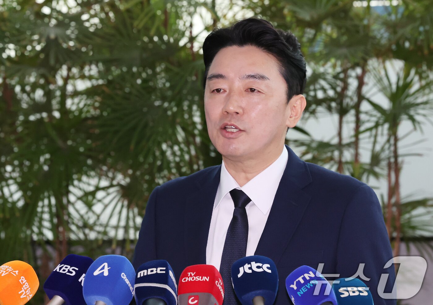 본문 이미지 - 전략경제협력 특사로 임명된 강훈식 대통령 비서실장이 19일 오전 인천국제공항 제1터미널에서 독일로 출국하기 앞서 취재진과 질의 답변하고 있다. 강 특사는 유럽 내 방산 협력 대상 국가를 방문해 대통령 친서를 전달하는 것을 시작으로 내년 상반기까지 3차례에 걸쳐 전략경제협력을 위한 대통령 특사 임무를 수행할 예정이다. 2025.10.19/뉴스1 ⓒ News1 장수영 기자