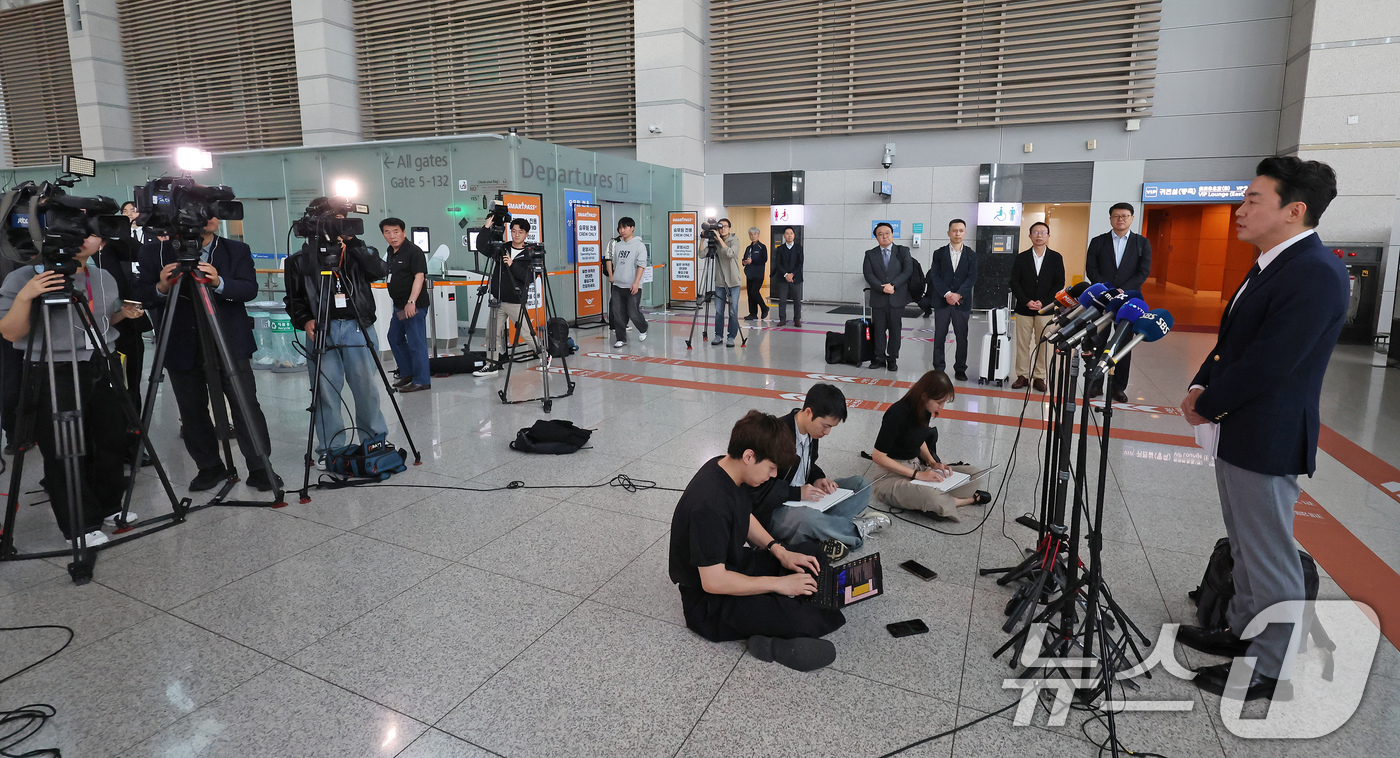 (인천공항=뉴스1) 장수영 기자 = 전략경제협력 특사로 임명된 강훈식 대통령 비서실장이 19일 오전 인천국제공항 제1터미널에서 독일로 출국하기 앞서 취재진과 질의 답변하고 있다.강 …
