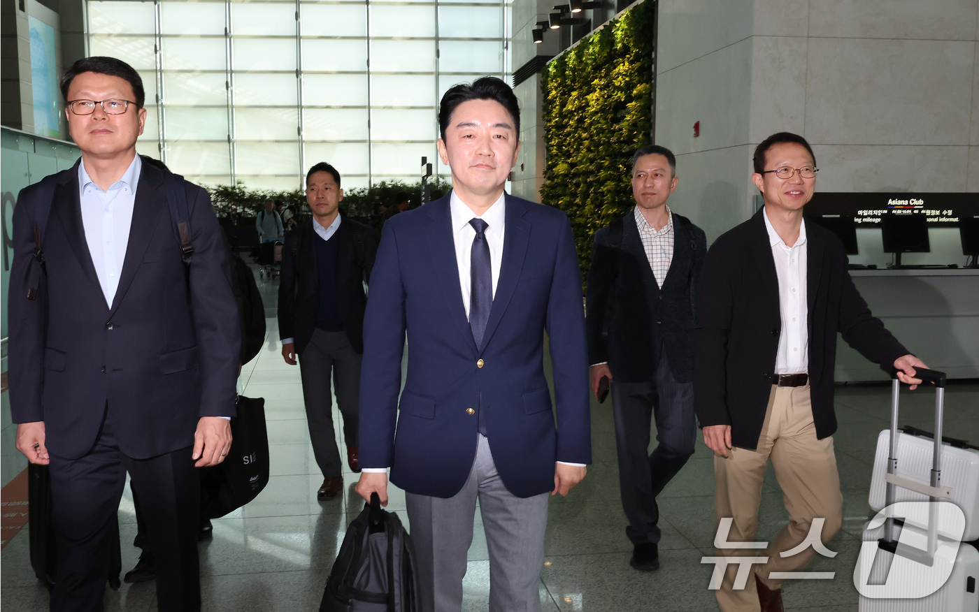 (인천공항=뉴스1) 장수영 기자 = 전략경제협력 특사로 임명된 강훈식 대통령 비서실장이 19일 오전 인천국제공항 제1터미널에서 독일로 출국하고 있다.강 특사는 유럽 내 방산 협력 …