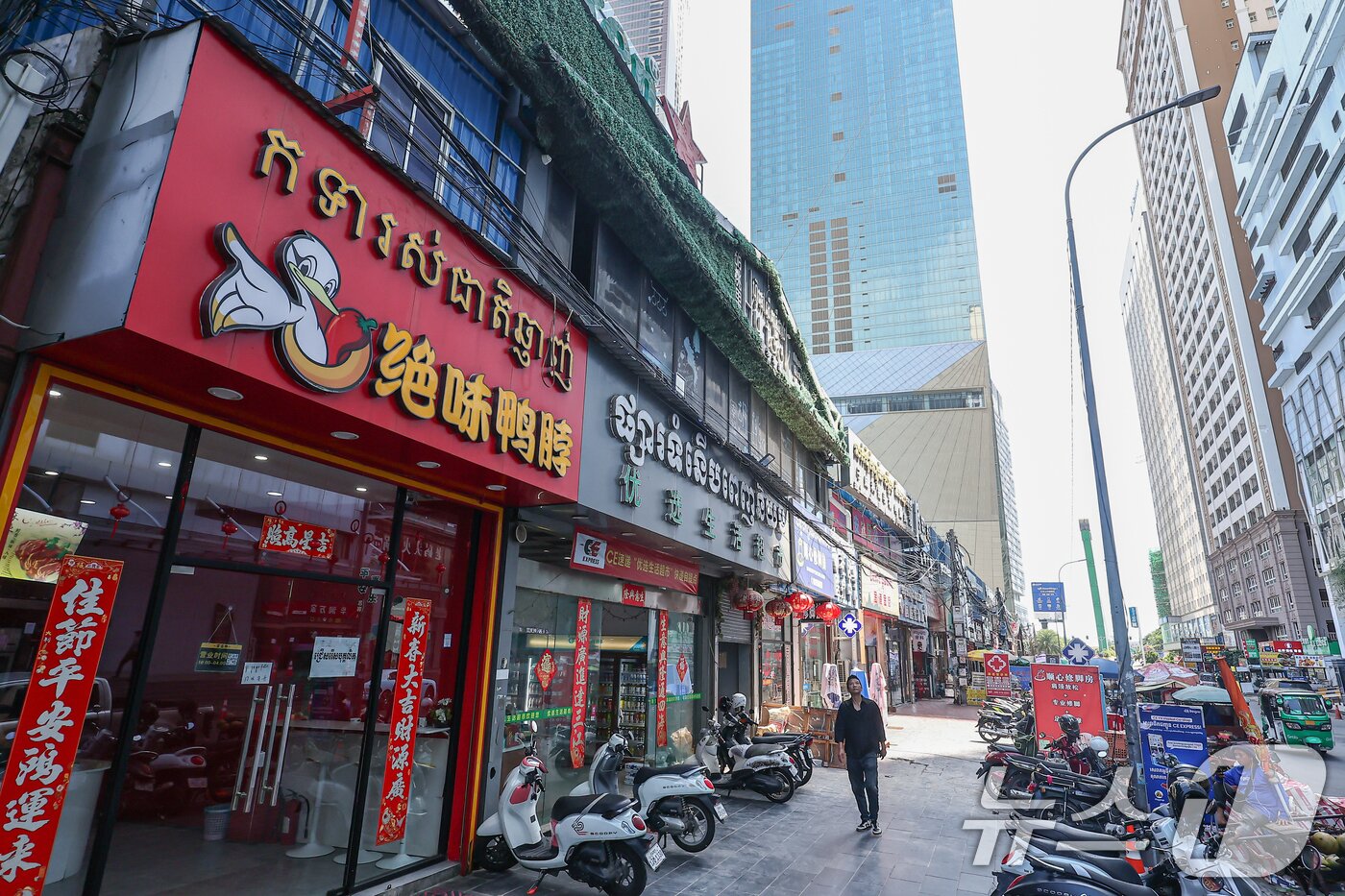 본문 이미지 - 19일&#40;현지시간&#41; 캄보디아 프놈펜 한 거리 상가에 중국어와 크메르어가 혼재된 간판들이 붙어 있다. 2025.10.19/뉴스1 ⓒ News1 김도우 기자