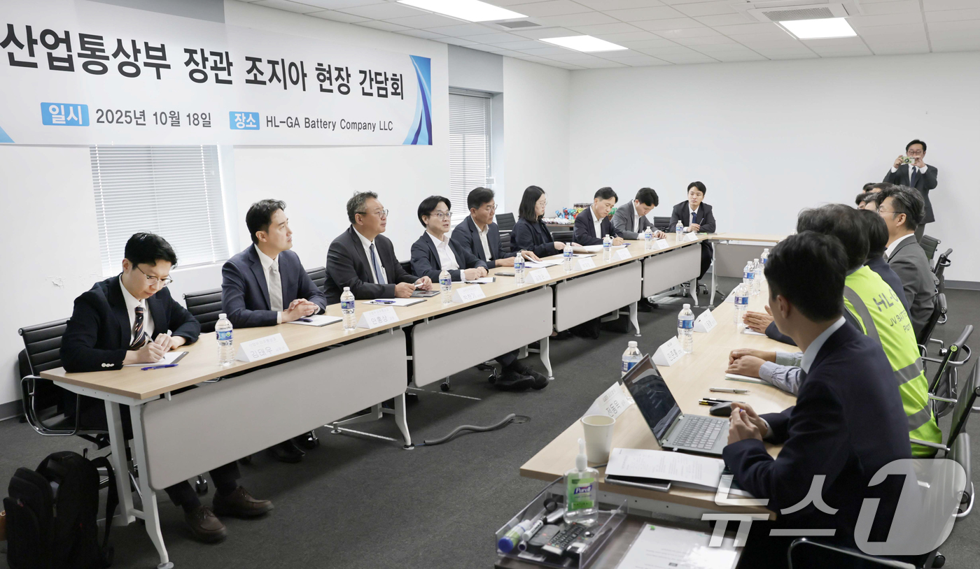 (서울=뉴스1) = 김정관 산업통상부 장관이 18일(현지시간)  미국 조지아주 서배나에 위치한 LG에너지솔루션 배터리 공장 건설 현장을 방문하여, 미국 현지에서 기업 현장애로를 청 …