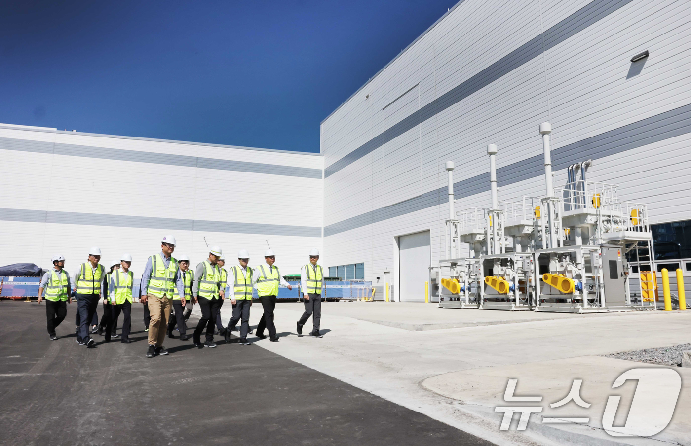 (서울=뉴스1) = 김정관 산업통상부 장관이 18일(현지시간)  미국 조지아주 서배나에 위치한 LG에너지솔루션 배터리 공장 건설 현장을 방문하여, 미국 현지에서 기업 현장애로를 청 …