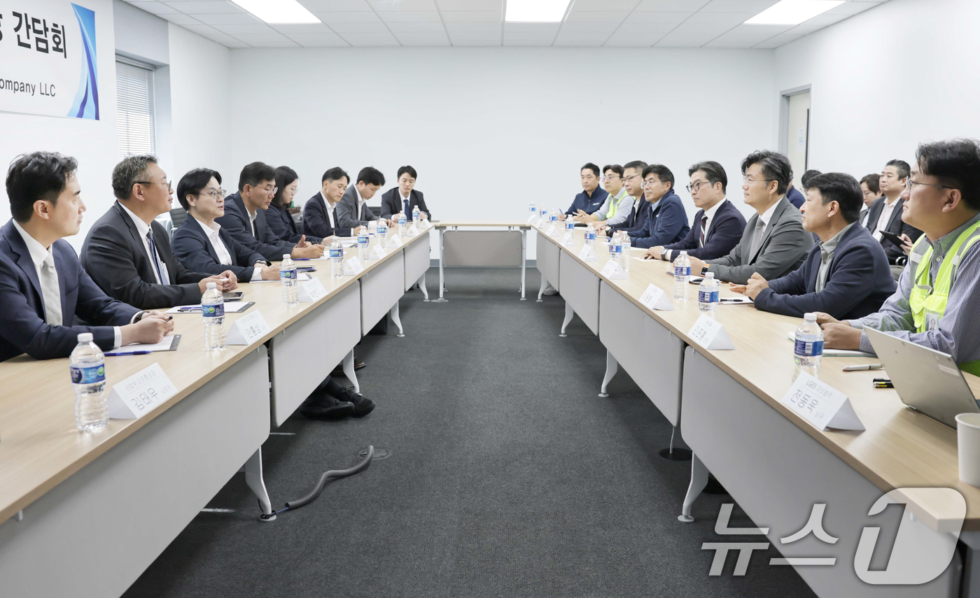 (서울=뉴스1) = 김정관 산업통상부 장관이 18일(현지시간)  미국 조지아주 서배나에 위치한 LG에너지솔루션 배터리 공장 건설 현장을 방문하여, 미국 현지에서 기업 현장애로를 청 …