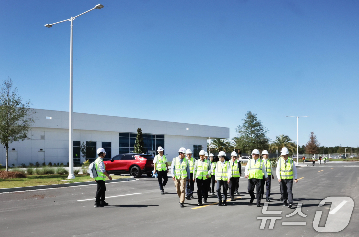 (서울=뉴스1) = 김정관 산업통상부 장관이 18일(현지시간)  미국 조지아주 서배나에 위치한 LG에너지솔루션 배터리 공장 건설 현장을 방문하여, 미국 현지에서 기업 현장애로를 청 …