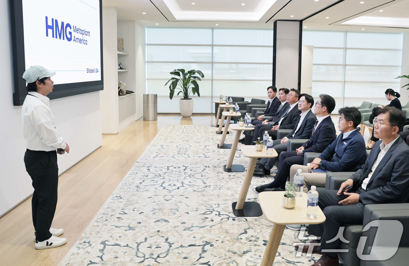 (서울=뉴스1) = 김정관 산업통상부 장관이 18일(현지시간) 미국 조지아주 서배나에 위치한 현대자동차 공장을 방문하여, 미국 현지에서 기업 현장애로를 청취한 후 자동차 생산공정을 …