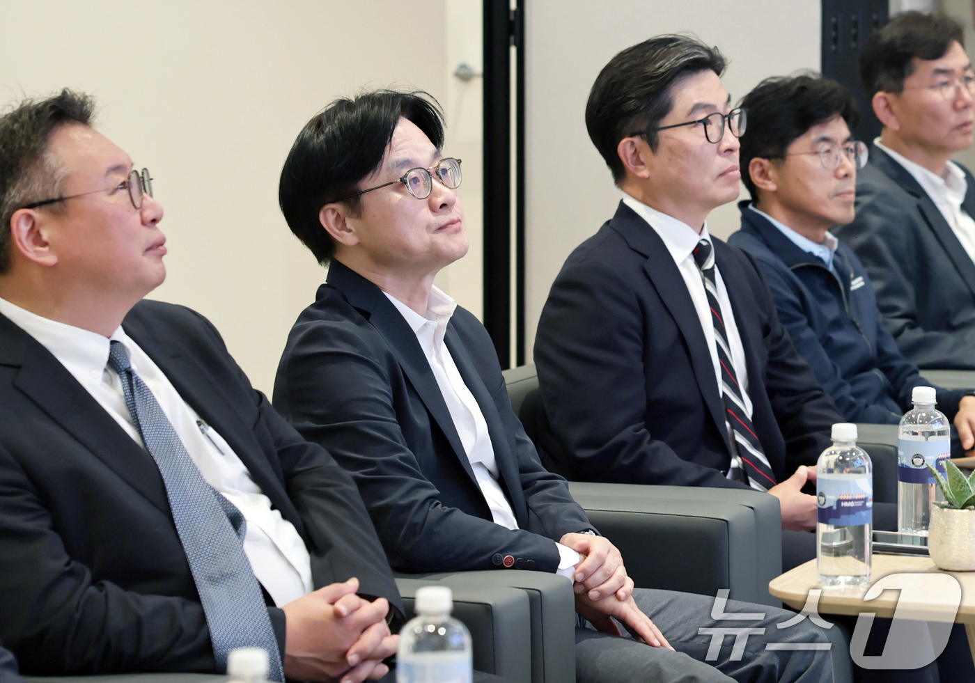 (서울=뉴스1) = 김정관 산업통상부 장관이 18일(현지시간) 미국 조지아주 서배나에 위치한 현대자동차 공장을 방문하여, 미국 현지에서 기업 현장애로를 청취한 후 자동차 생산공정을 …