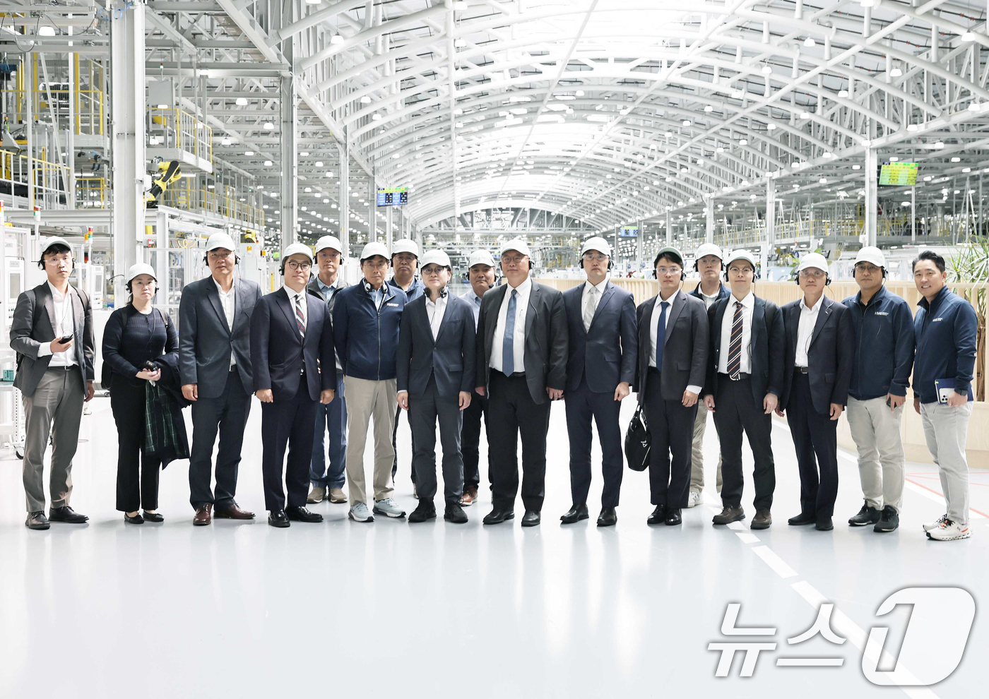 (서울=뉴스1) = 김정관 산업통상부 장관이 18일(현지시간) 미국 조지아주 서배나에 위치한 현대자동차 공장을 방문하여, 미국 현지에서 기업 현장애로를 청취한 후 자동차 생산공정을 …