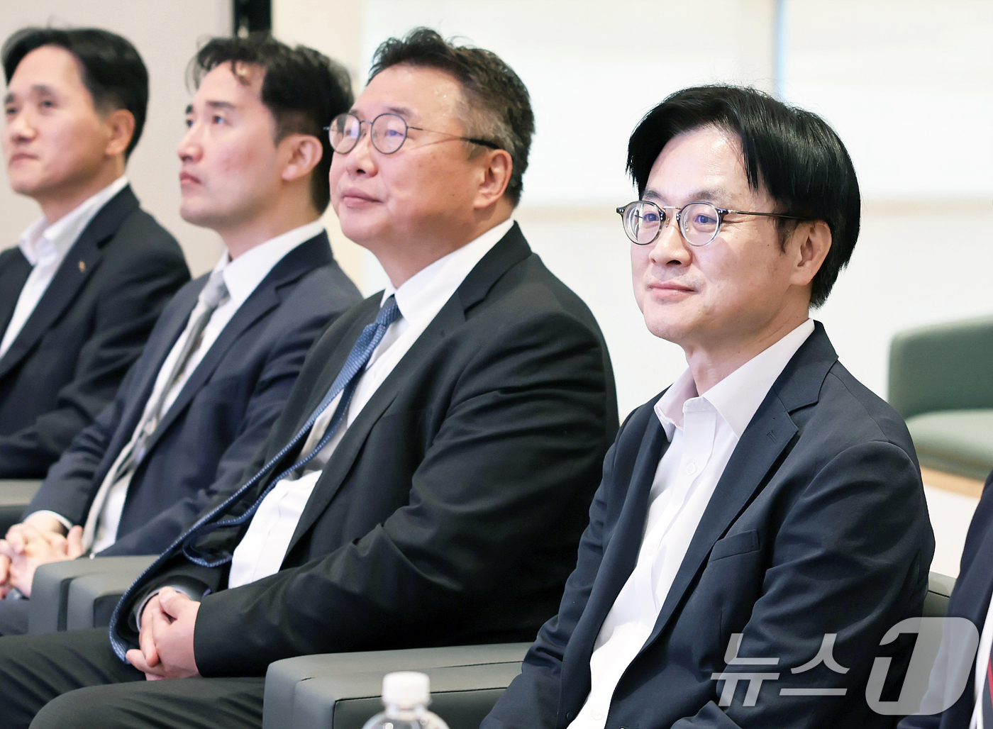 (서울=뉴스1) = 김정관 산업통상부 장관이 18일(현지시간) 미국 조지아주 서배나에 위치한 현대자동차 공장을 방문하여, 미국 현지에서 기업 현장애로를 청취한 후 자동차 생산공정을 …