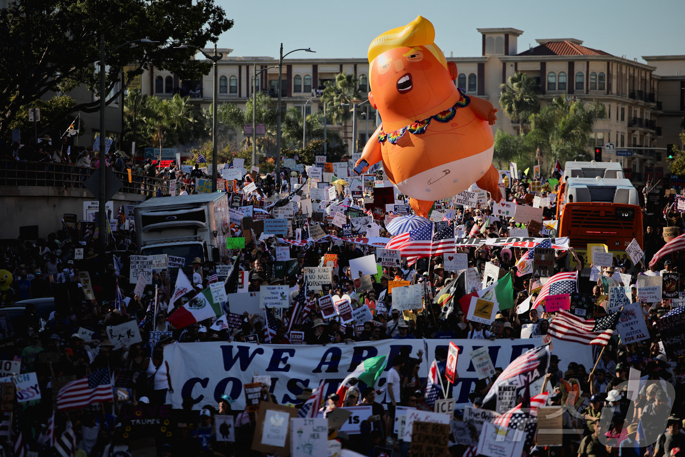 (로스앤젤레스 로이터=뉴스1) 김지완 기자 = 18일(현지시간) 미국 캘리포니아주 로스앤젤레스(LA) 시청 밖에서 도널드 트럼프 대통령의 권위주의적 정책에 항의하는 '노 킹스'(N …