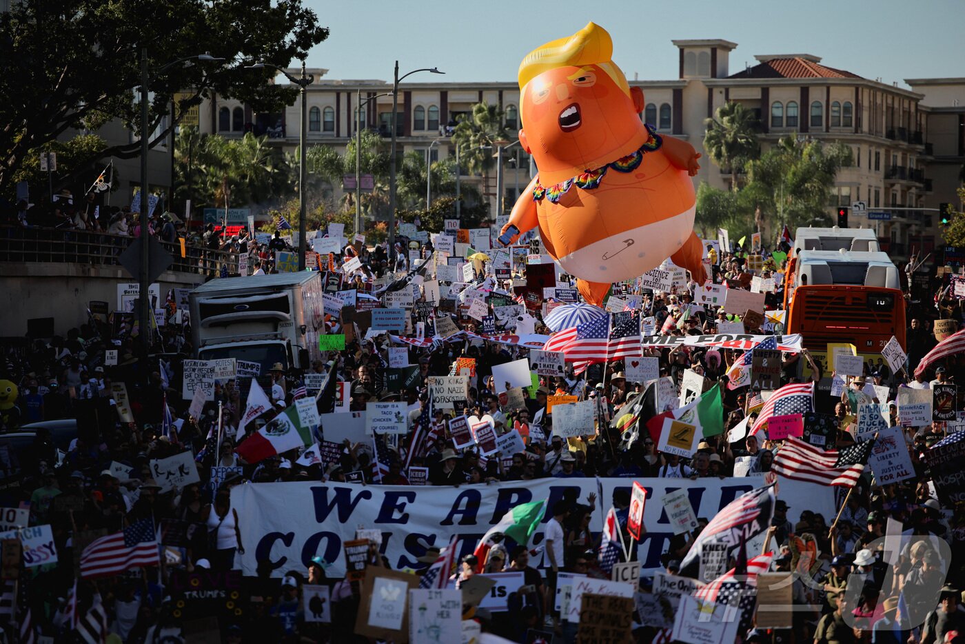 본문 이미지 - 18일&#40;현지시간&#41; 미국 캘리포니아주 로스앤젤레스&#40;LA&#41; 시청 밖에서 도널드 트럼프 대통령의 권위주의적 정책에 항의하는 &#39;노 킹스&#39;&#40;No Kings&#41; 시위가 열리고 있다. 2025.10.18 ⓒ 로이터=뉴스1 ⓒ News1 김지완 기자
