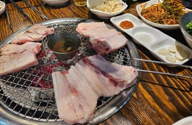 본문 이미지 - &#40;논란이 됐던 제주지역 또 다른 업소의 비곗덩어리 삼겹살. 보배드림 갈무리&#41;