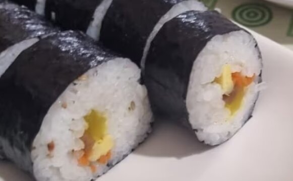 본문 이미지 - &#40;제주지역 축제장에서 판매한 문제의 김밥&#41;