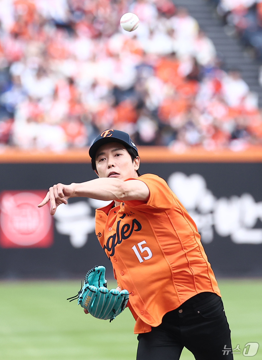 (대전=뉴스1) 김성진 기자 = 19일 대전 한화생명볼파크 열린 프로야구 2025 신한 SOL뱅크 KBO 플레이오프 2차전 삼성 라이온즈와 한화 이글스의 경기, 배우 김재욱이 시구 …