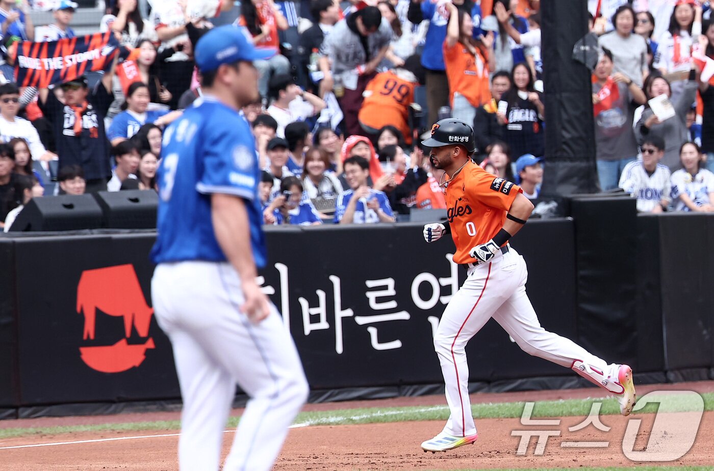 본문 이미지 - 19일 대전 한화생명볼파크 열린 프로야구 2025 신한 SOL뱅크 KBO 플레이오프 2차전 삼성 라이온즈와 한화 이글스의 경기, 한화 리베라토가 1회말 1사 솔로홈런을 터뜨린 후 그라운드를 돌고 있다. 2025.10.19/뉴스1 ⓒ News1 김성진 기자