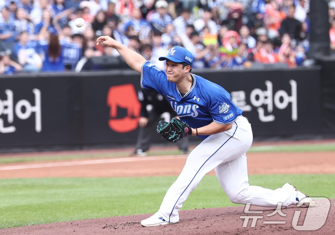 본문 이미지 - 19일 대전 한화생명볼파크 열린 프로야구 2025 신한 SOL뱅크 KBO 플레이오프 2차전 삼성 라이온즈와 한화 이글스의 경기, 삼성 선발 최원태가 역투하고 있다. 2025.10.19/뉴스1 ⓒ News1 김성진 기자
