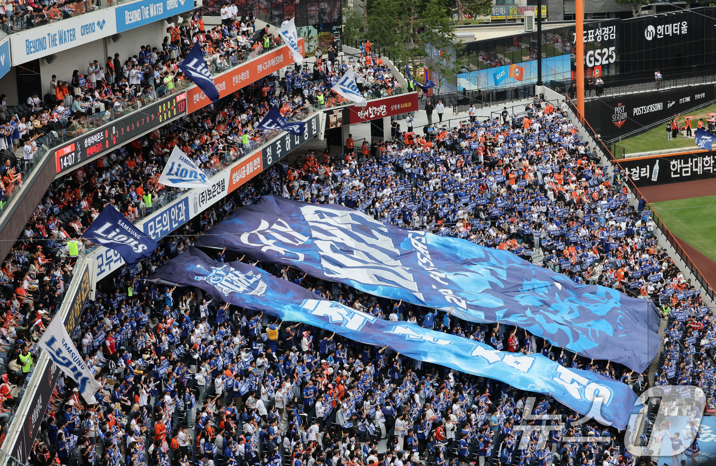 (대전=뉴스1) 김기태 기자 = 19일 대전 한화생명볼파크 열린 프로야구 2025 신한 SOL뱅크 KBO 플레이오프 2차전 삼성 라이온즈와 한화 이글스의 경기에서 삼성팬들이 응원을 …