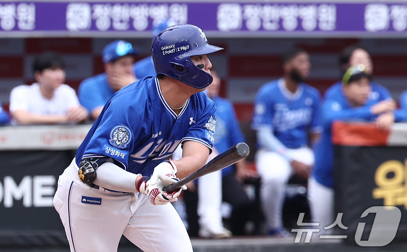 본문 이미지 - 19일 대전 한화생명볼파크 열린 프로야구 2025 신한 SOL뱅크 KBO 플레이오프 2차전 삼성 라이온즈와 한화 이글스의 경기, 삼성 김영웅이 2회초 1사 상황에서 안타를 치고 있다. 2025.10.19/뉴스1 ⓒ News1 김성진 기자
